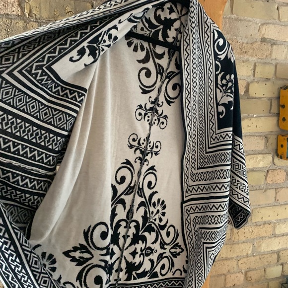 🎉HP🎉 A. Peach Mixed Print Oversized Open Front Cape - Picture 5 of 6